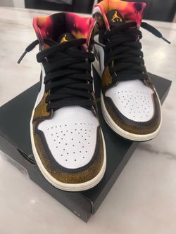 Air Jordan 1 Mid size 9 never worn not original box ( pickup only )