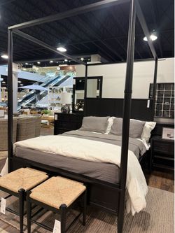 Queen canopy bed black