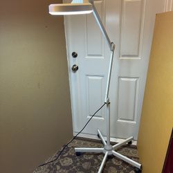 Portable Floor Standing Magnifier Lamp with 5X Magnification Rolling Floor Stand for Beauty Skincare, Manicure Nail Ect $40 Firm On Price
