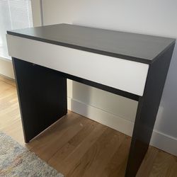 Vanity Makeup Table w Mirror