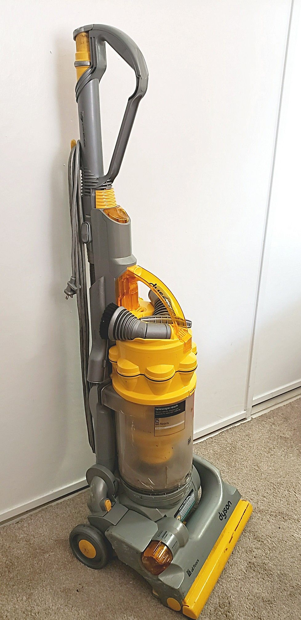 WORKING DYSON VACUUM w/ATTACHMENTS