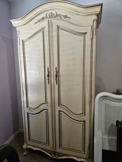 ARMOIRE VINTAGE STYLE