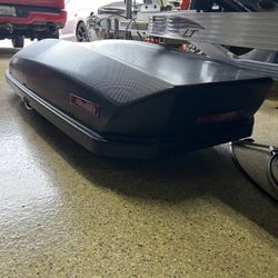 Yakima Skybox 16 Carbonite Like New with 2 Keys 