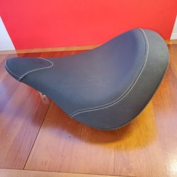 Front Solo Pillion Drivers Seat For Yamaha Bolt XVS950 R-SPEC C-SPEC 2014-17 BLK