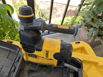 DEWALT D25313 8 -Amp 1-in Keyless Rotary Hammer Drill
