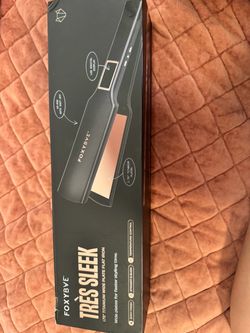 FOXYBÆ TRÉS SLEEK 1.75in Titanium Wide Plate Flat Iron 450°F Auto Shut-Off