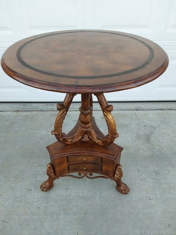 Accent TABLE