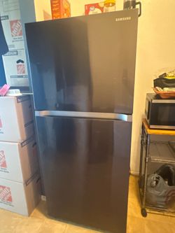 Samsung Top Freezer Refrigerator w/ Ice Maker (Twin Cooling) – Clean & Works Great