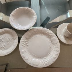 Gibson housewares 6 place setting dinnerware