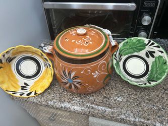 Olla de barro y platos