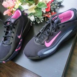 NIKES *BRAND NEW* SIZE 7Y(women)
