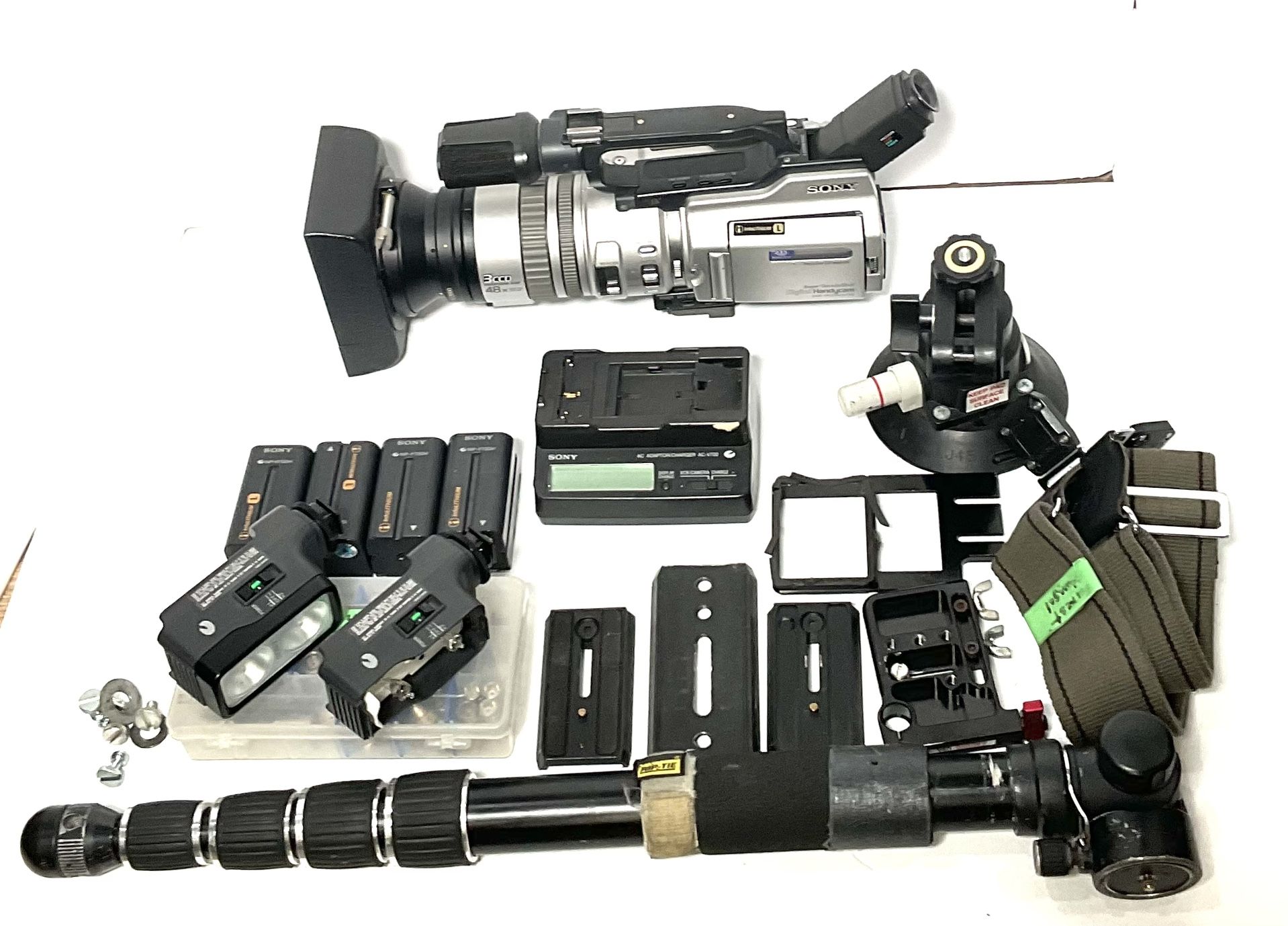 SONY VX2000 TESTED/WORKING. LENSES, HOOD, BATTERY, BAG, Charger