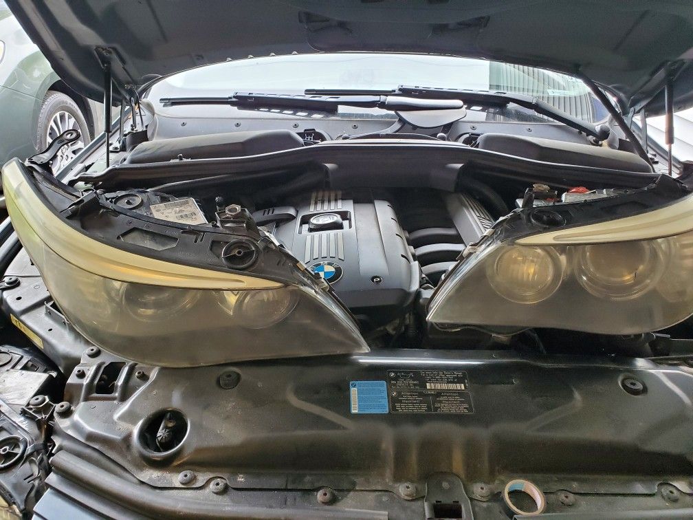 BMW Headlights set. ADAPTIVE XENON 5SERIES LOCAL PICK ONLY