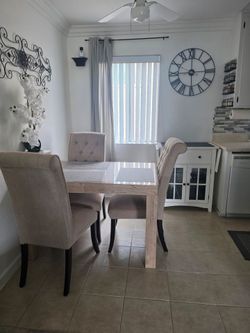 Extending Dining Table in MINT condition with 6 matching chairs
