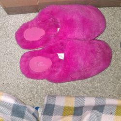 Pink slippers In men 7/8