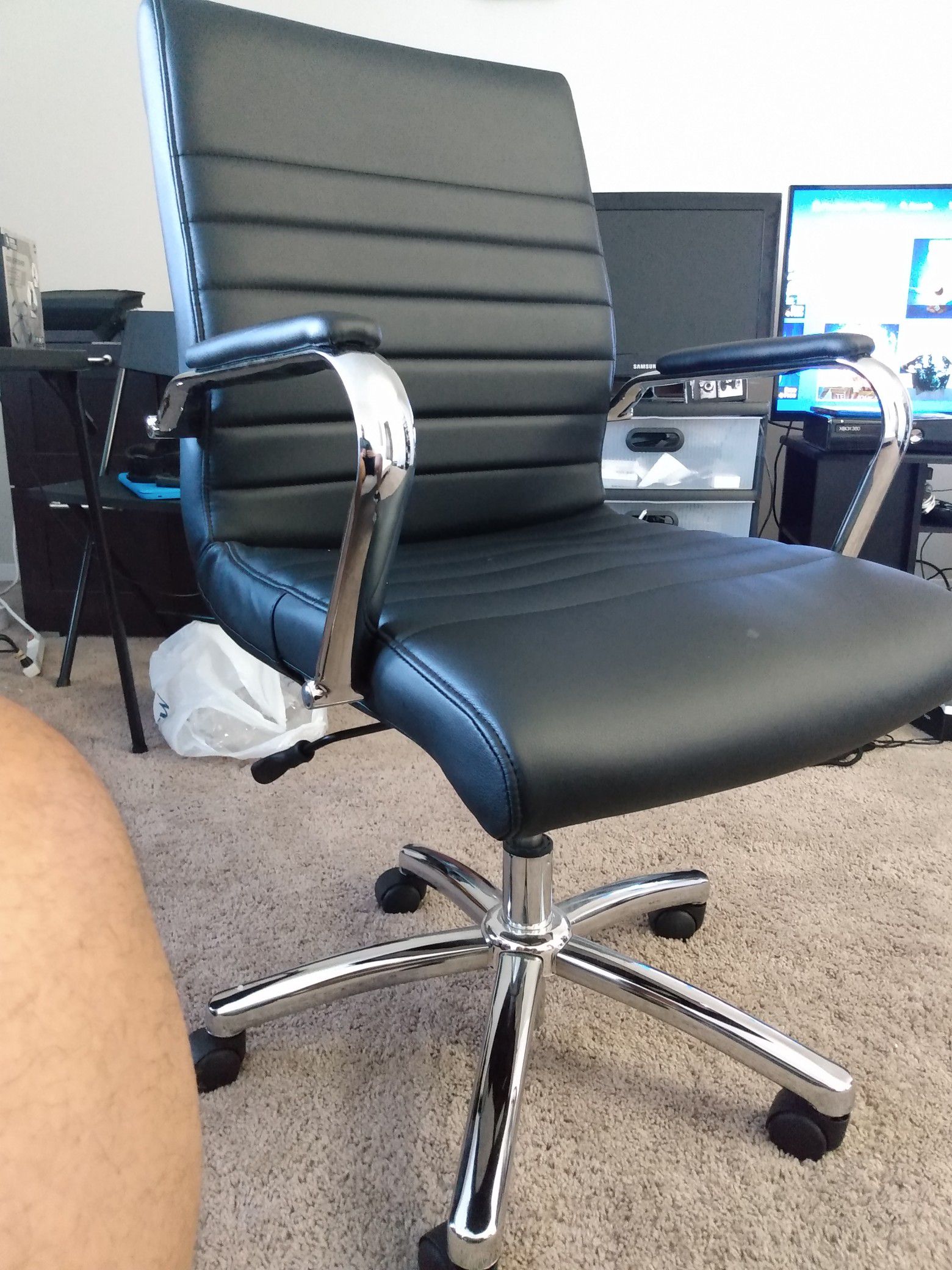 Office Chair ! Yes it's available. Please Send time to meet