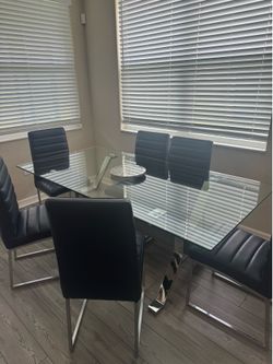 Dining table - New condition