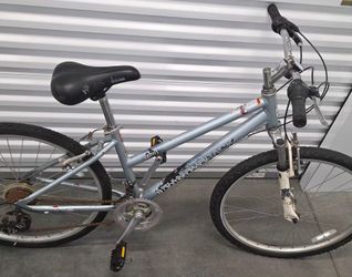 Diamondback Lustre 1 Women’s 26” Mountain Bike – 21 Speed