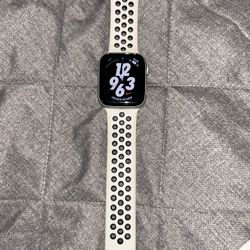 Apple Watch SE 2nd gen 44mm + Charger