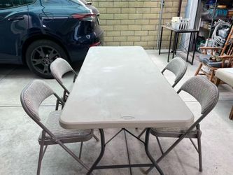 Table Set – Table + 4 Chairs