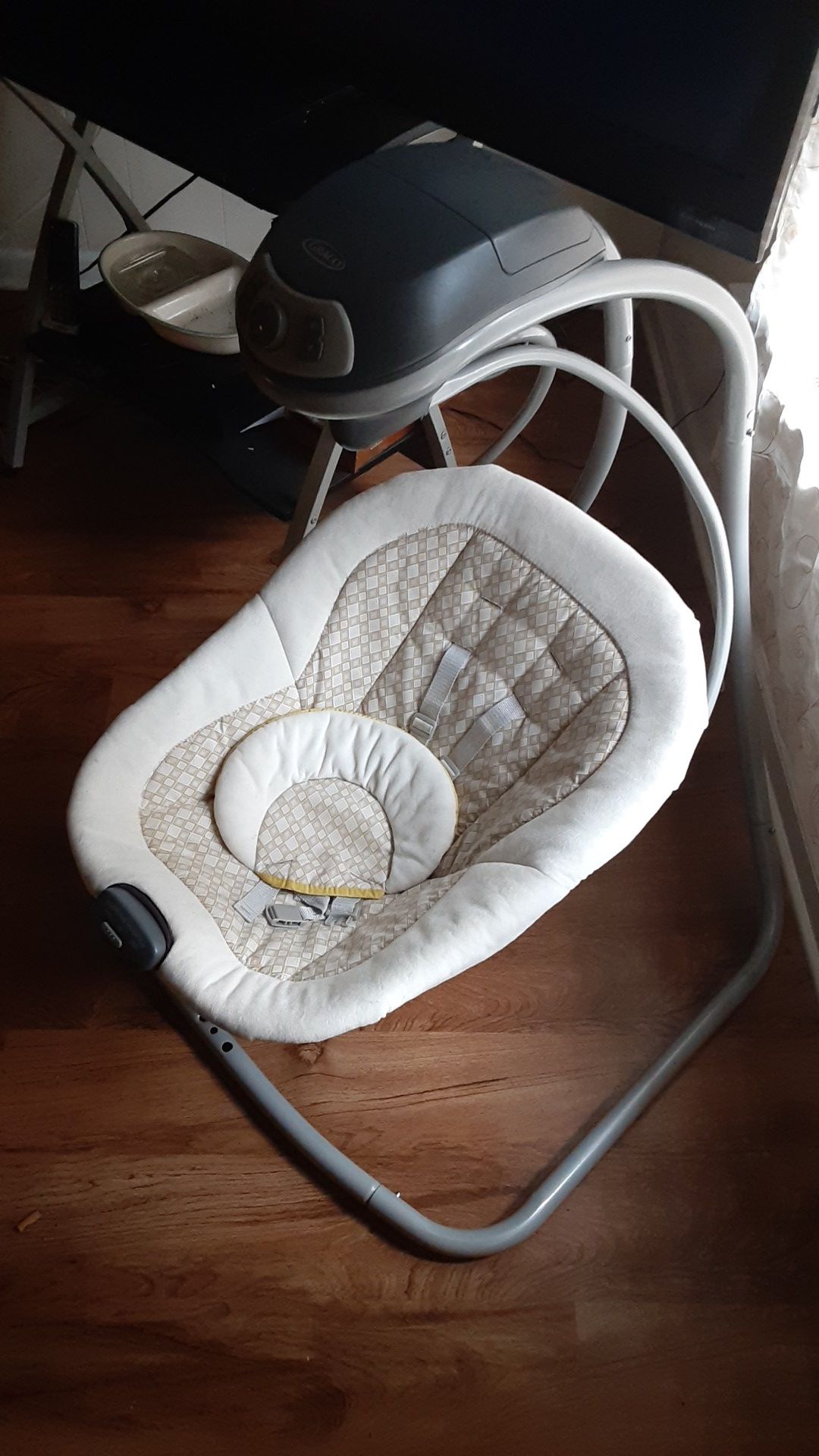 Graco swing for infants, practically new! Only used twice
