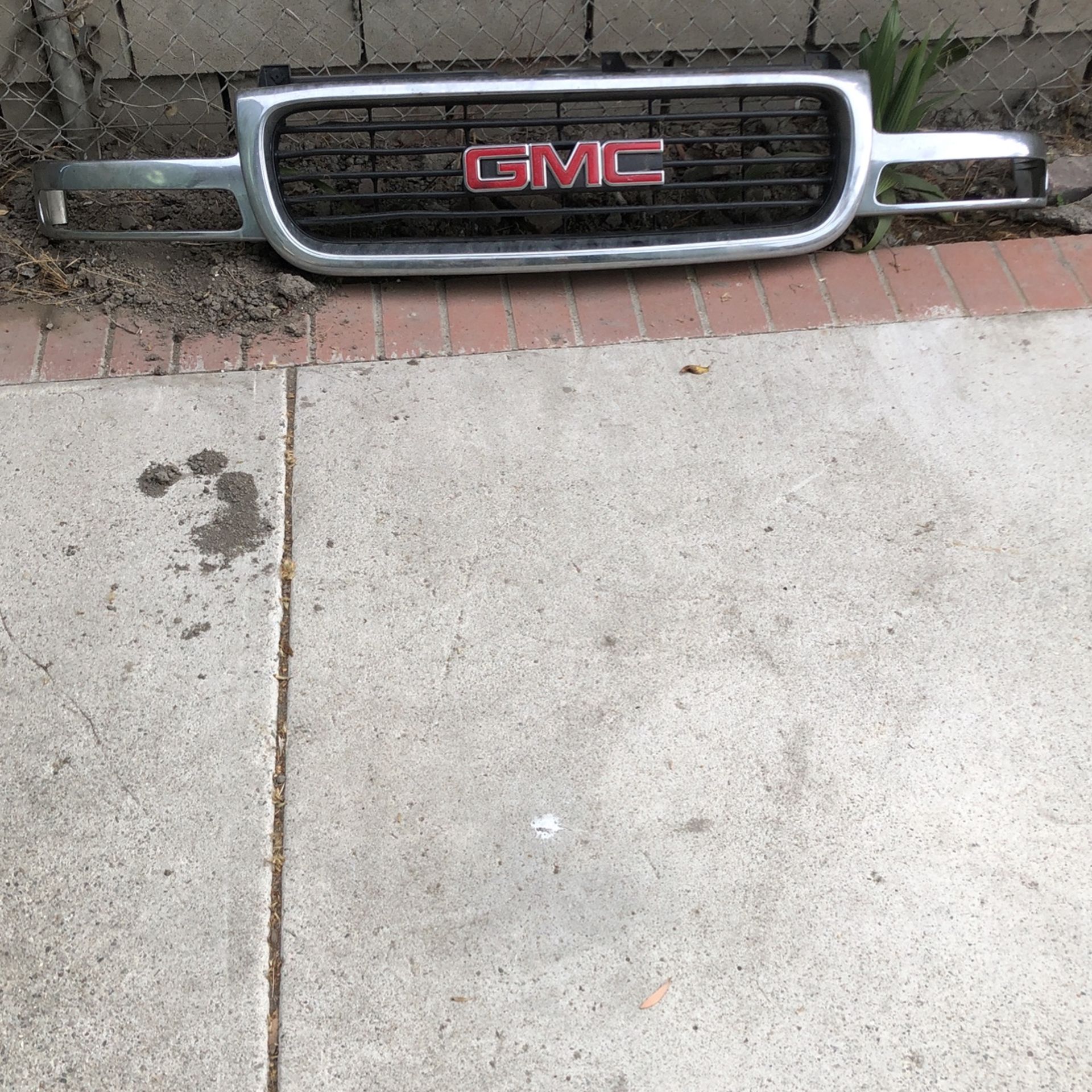 05 GMC Yukon Grill