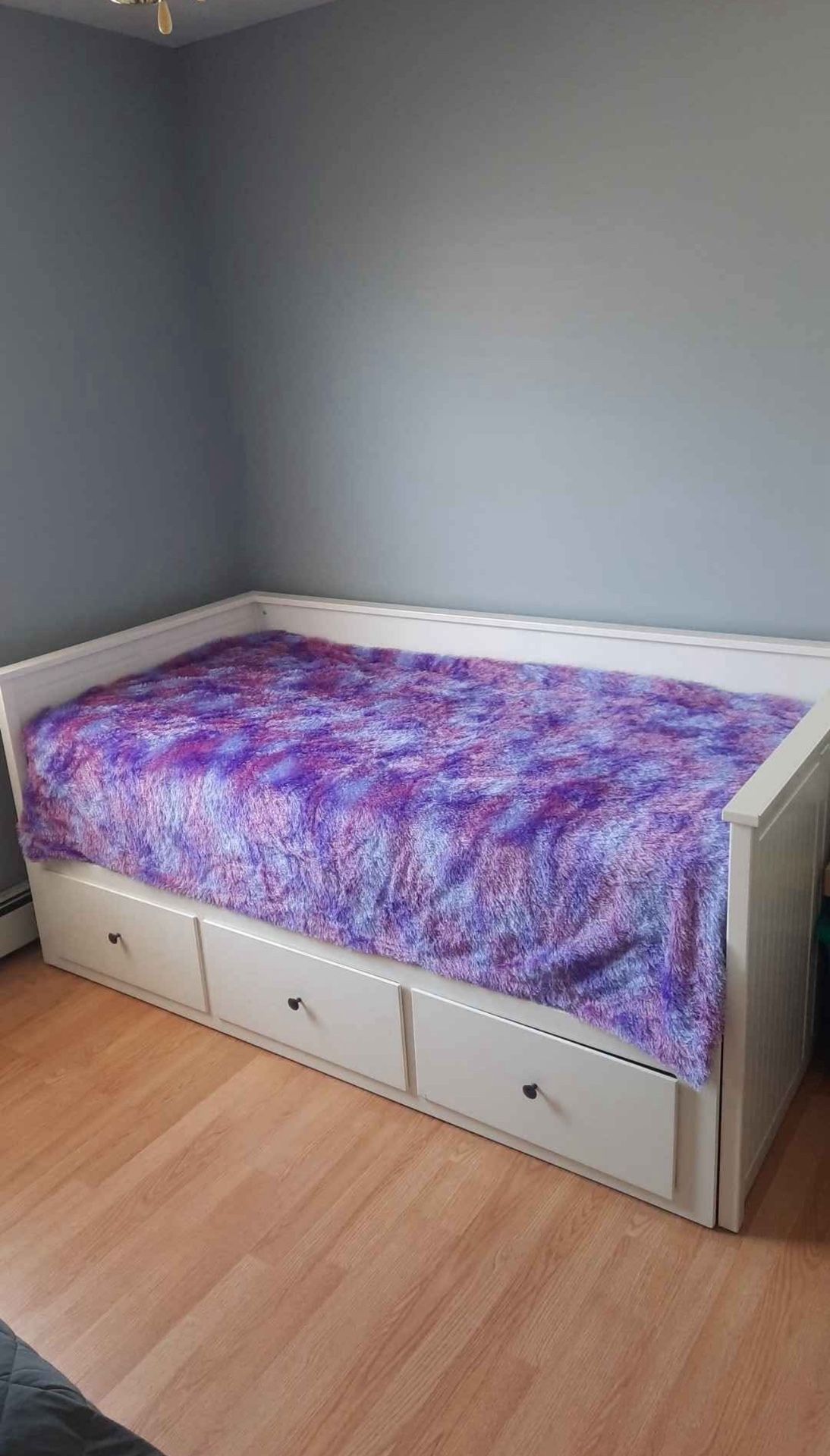 TWIN DAYBED W/ 3 DEEP DRAWERS & MATTRESS