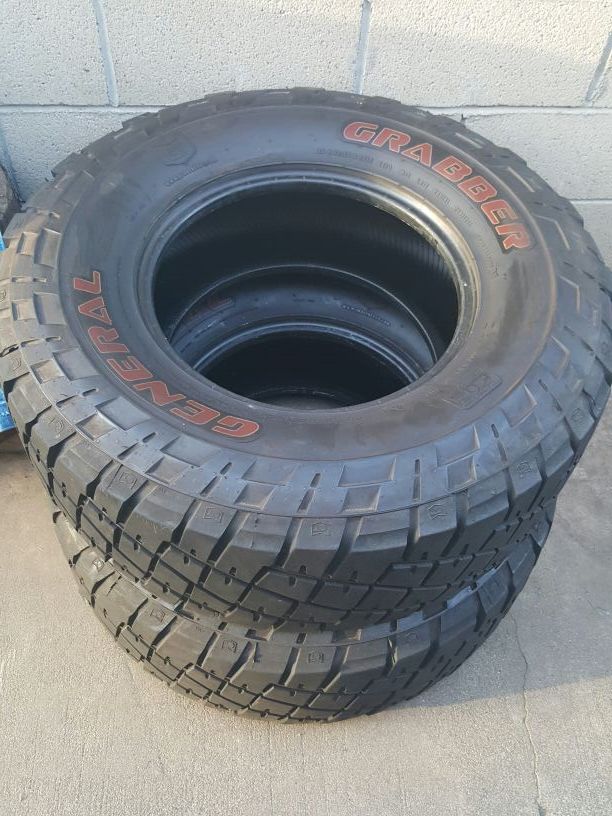 35 x 12.5 x 17 LT General Grabber Red Letter Tires