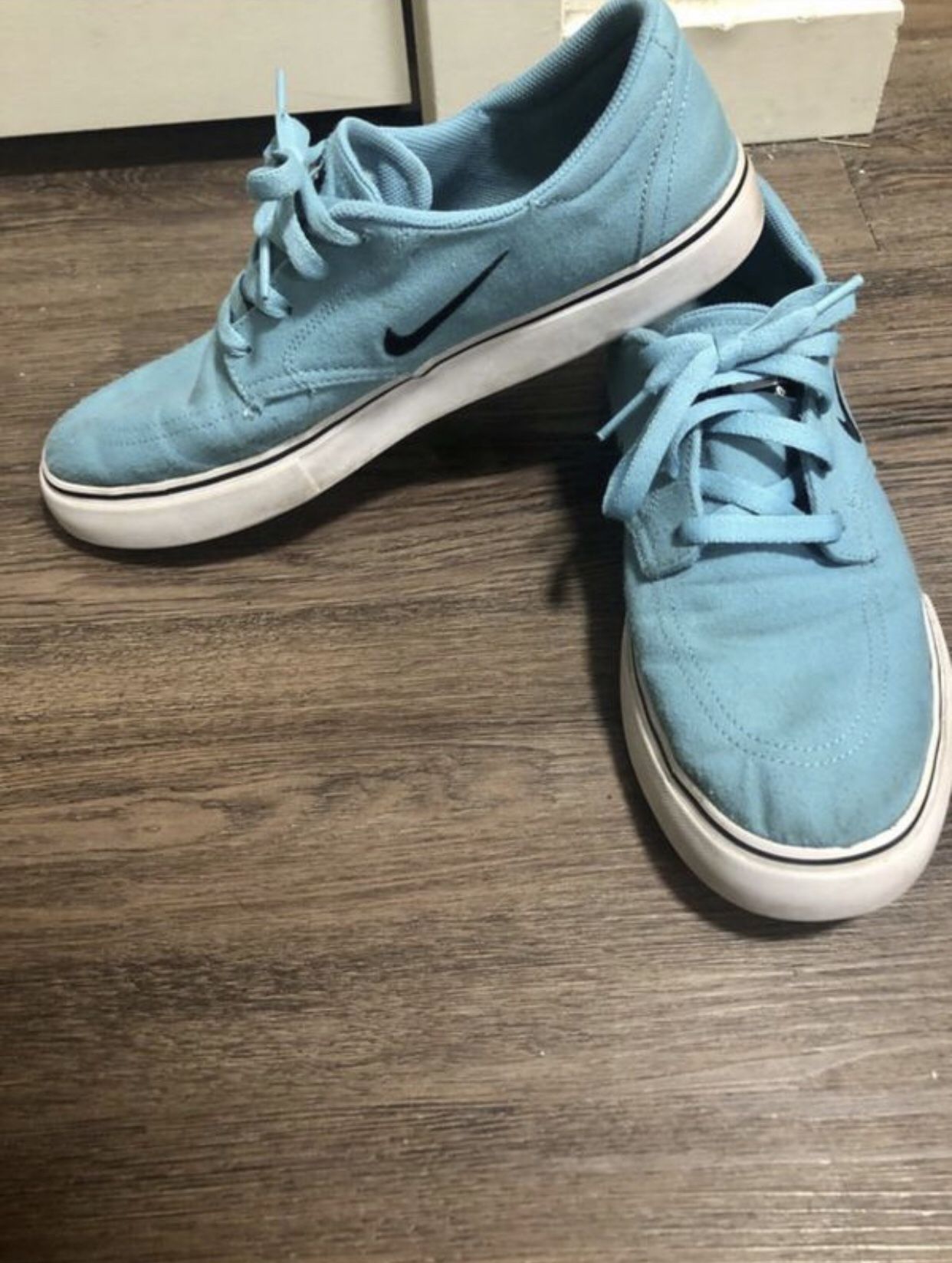 Men’s 9.5 Aqua Nike’s