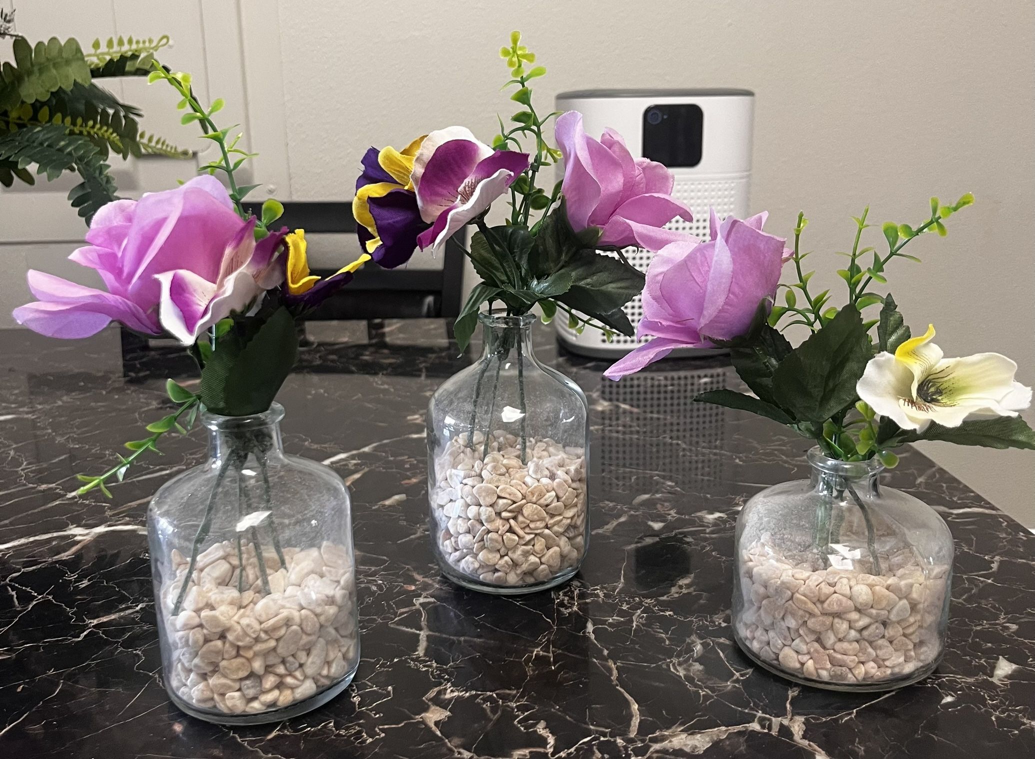 Nice Pretty Glass Vase Set with Artificial Flowers and small rocks.