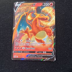 Charizard v Pokémon Card