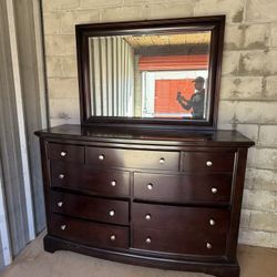 Used Brown Bedroom Dresser (9 Drawers) with Attached Mirror . Comoda Con Su Espejo Casi Nuevo 