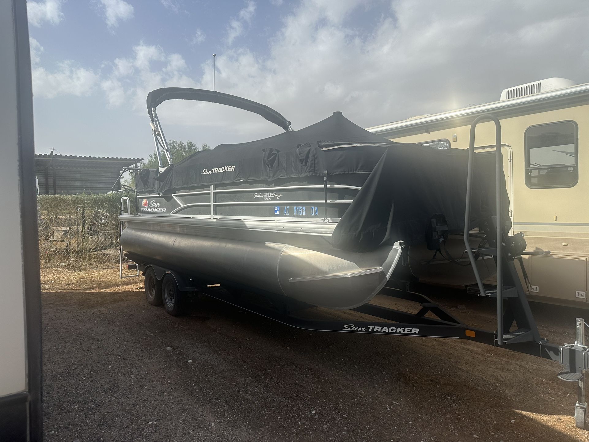 2019 Sun tracker Fishing barge DXL