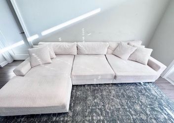 Sectional Sofa w/ pillows