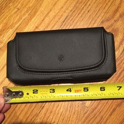 Phone holder with magnetic closure