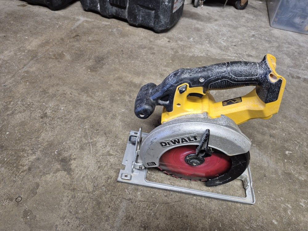 20 Volts Dewalt Circular Saw For Sale Works Strong 