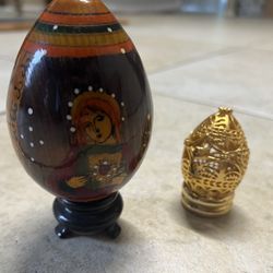 Vtg Golden Filigree Egg By The Franklin Mint And Hand Painted Russia Wood Egg