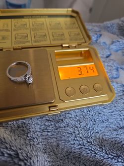 Hermoso anillo de compromiso  en oro blanco y diamantes