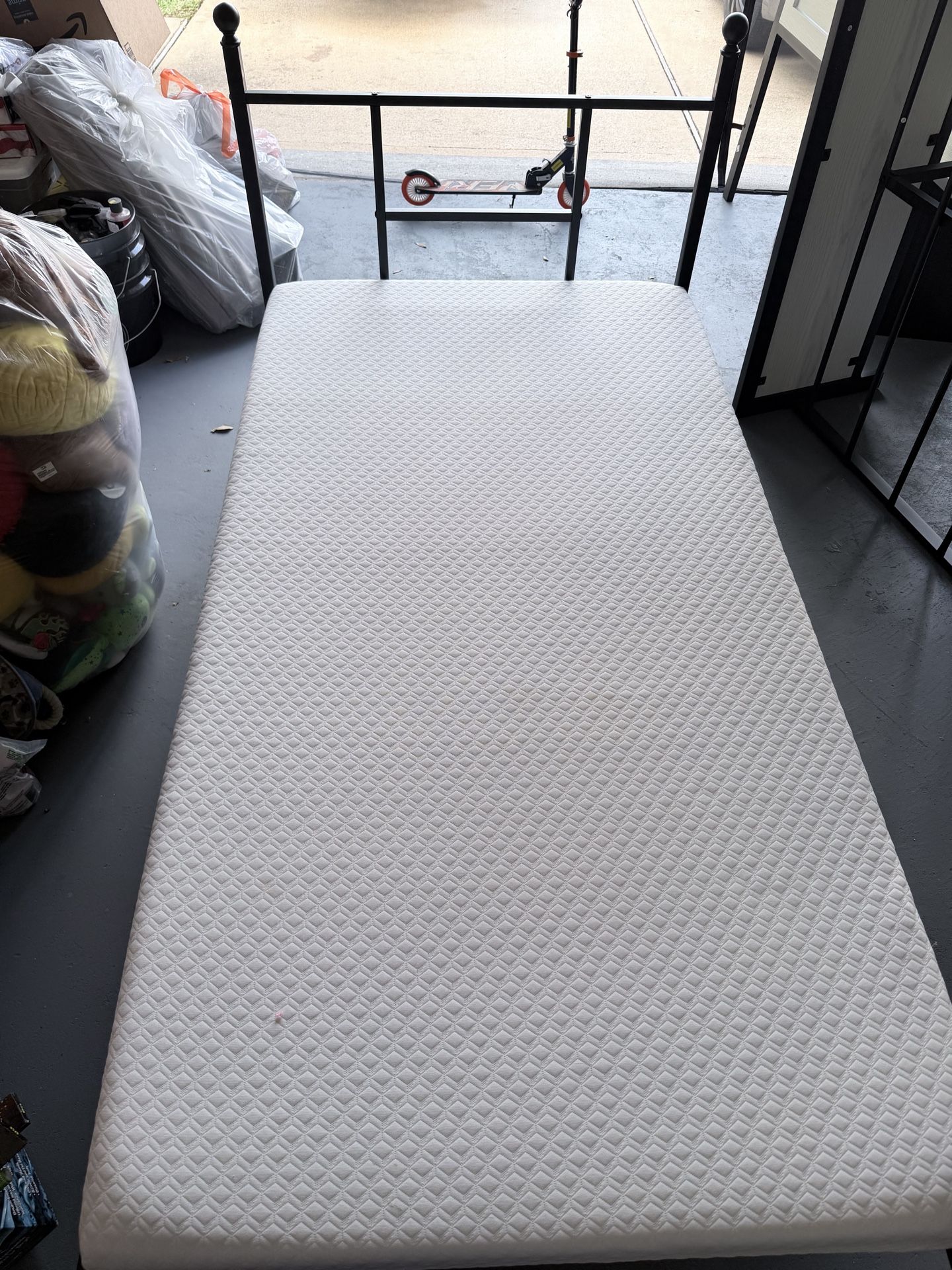 Twin bed with matress