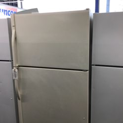 Kenmore 20 Cu Ft Top And Bottom Fridge. 1 year Warranty 