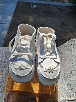 L@@K! Vintage1990's  Collectible "TOYS-R-US" White  Baby Infant Shoes, with Embroidered Flowers Pink Blue Green  Yellow 0-6 months.. ..asking$15.