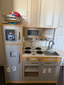 Kids play kitchen - like new