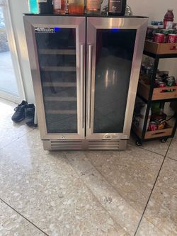 Wine fridge and cooler with locking doors