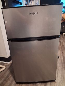 WhirlPool mini fridge with freezer