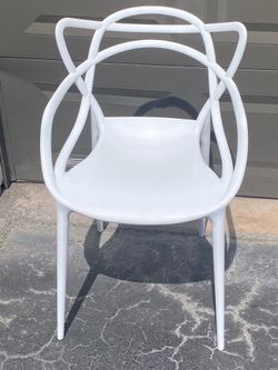 Scandinavian modern molded dining armchairs (6) in white.