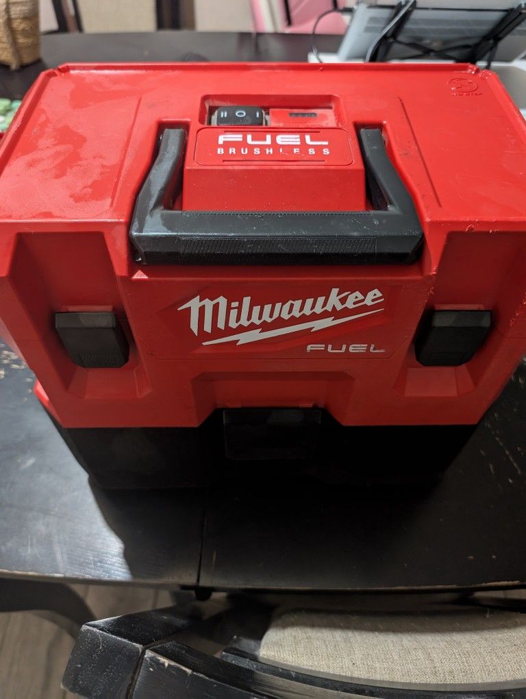 Milwaukee M12 Portable Vacuum - Tool Only 