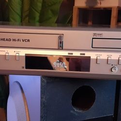 SANYO AM/FM VCR/DVD PLAYER WITH 6 SPEAKER SURROUND SOUND SYSTEM READ BELOW  CLICK ON THE PICTURE YOU WILL GET FULL PICTURE SIZE 