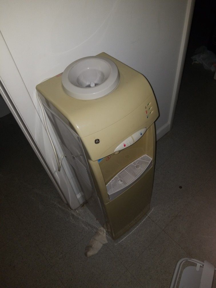 Water Machine And Jugs 5 And 3 Gallon