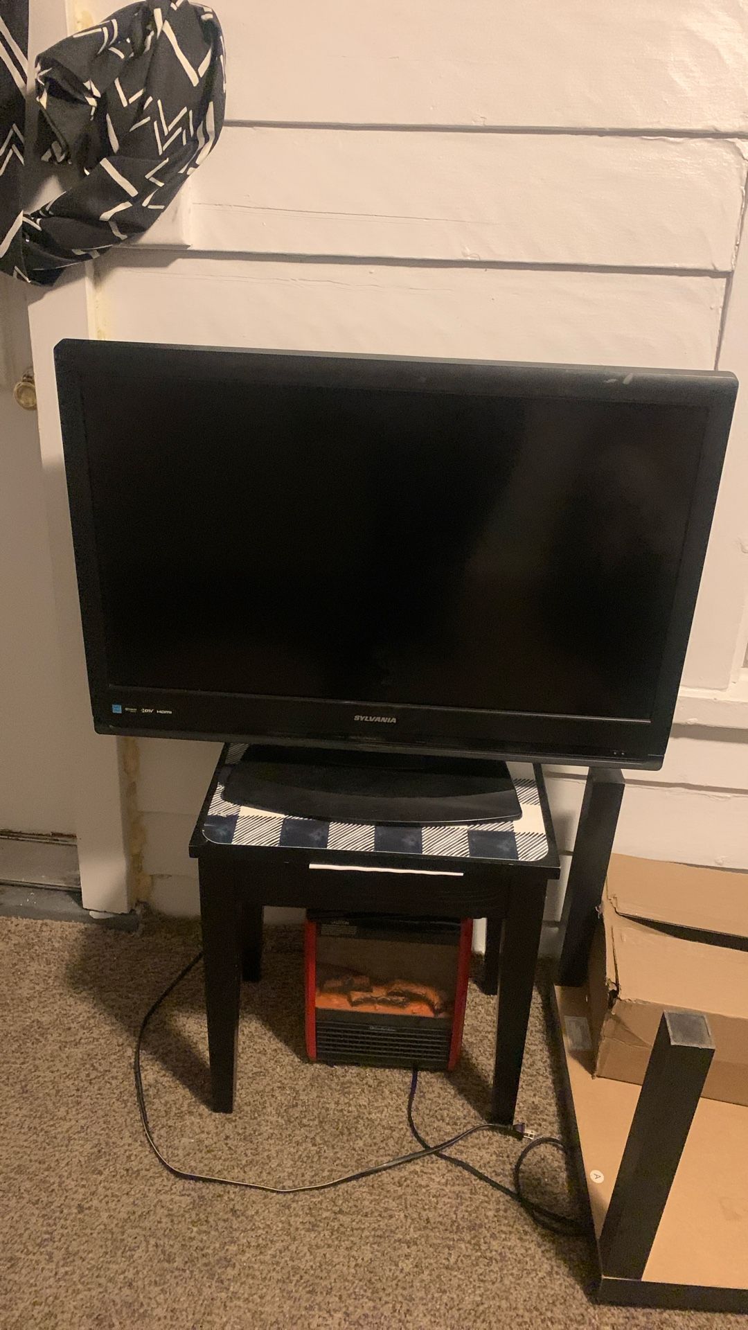 Selling My Tv Needs Remote Or You Can Get A Fire Stick