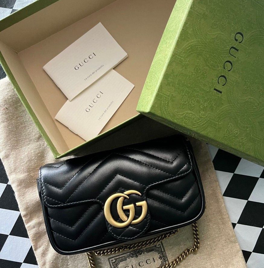 Fashionable women's black crossbody bag
